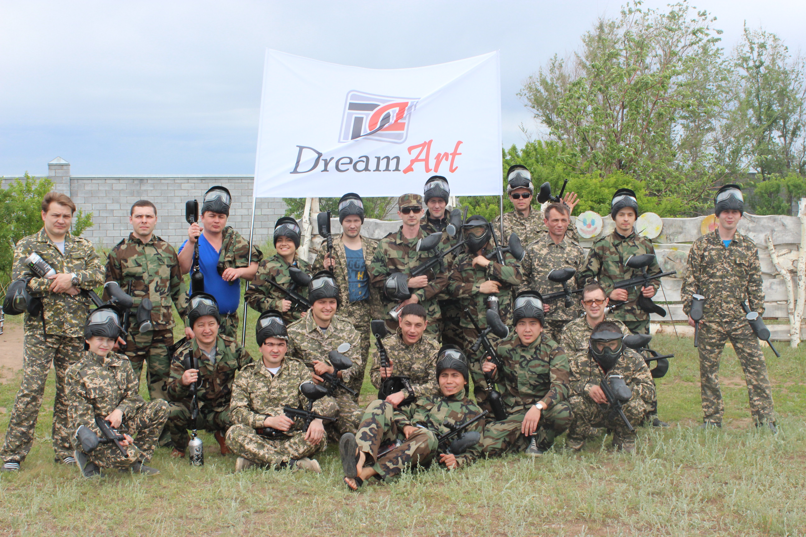 Концепция мероприятия представляла собой настоящую "войну": соревнования по пейнтболу между сотрудниками.